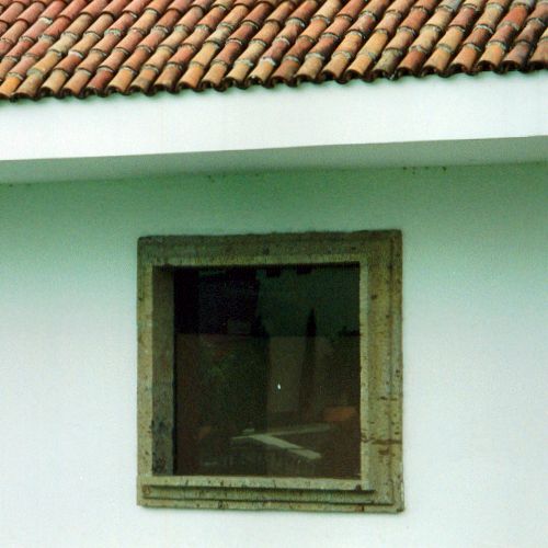 Marco de ventana construido con moldura de fibra de vidrio