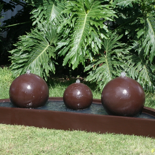 Fuente de fibra de vidrio bruselas con tres esferas chocolate