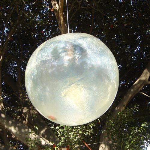 Esfera gigante traslucida de fibra de vidrio