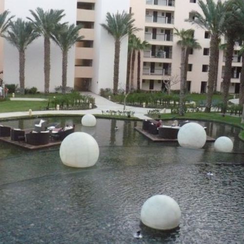 Esferas en fuente de un hotel