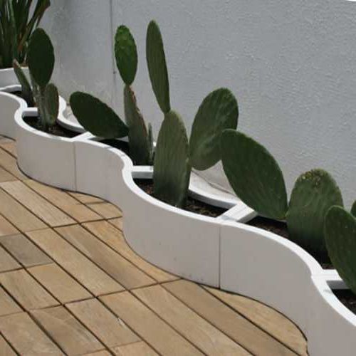 Tira de zigzag de jardineras curvas en una terraza