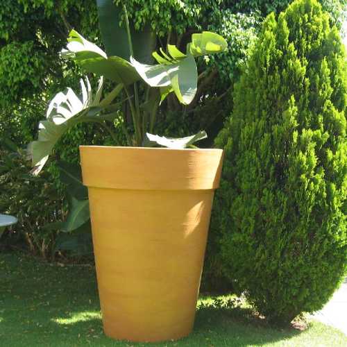Maceta gigante de barro (imitacion) en un jardin