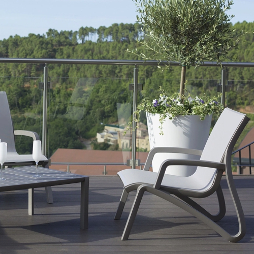 Sillones bajos de aluminio y malla moderno modelo Sunset de Grosfillex